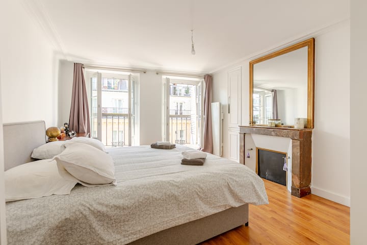 Priestranná a pokojná spálňa s pohodlnou menšou manželskou posteľou, ktorá je ideálna na pokojný nočný spánok. Izba je umocnená očarujúcim krbom, ktorý vytvára pokojné útočisko na oddych a oddych počas vášho pobytu.