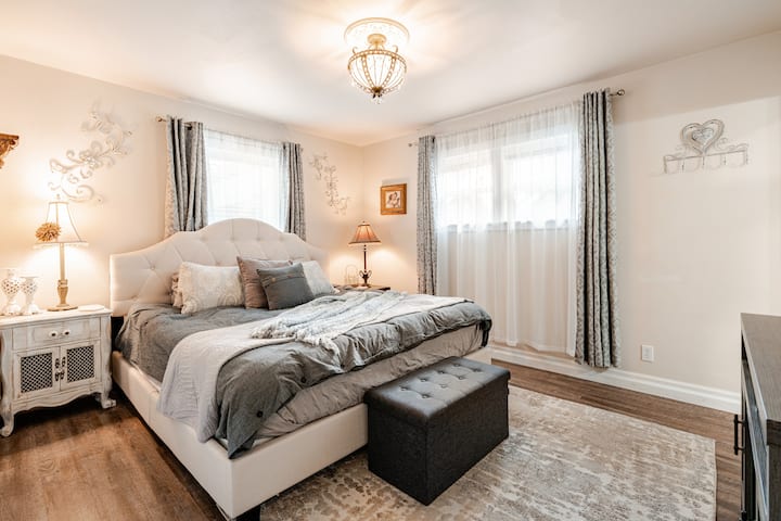 ห้องนอนใหญ่พร้อมห้องน้ำในตัว เตาผิง และทีวี