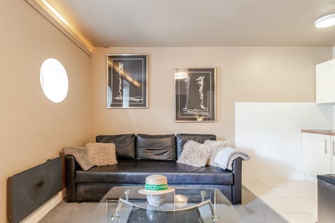 Top performing Airbnb: Temple Bar (2/Bed). Location! Location! Location! in Temple Bar