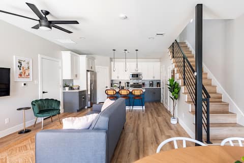 Top Airbnb: New home w/ pool, hot tub, patio in Brentwood