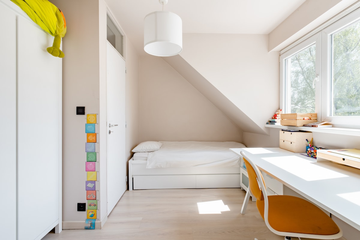 Dormitorio con cama de una plaza