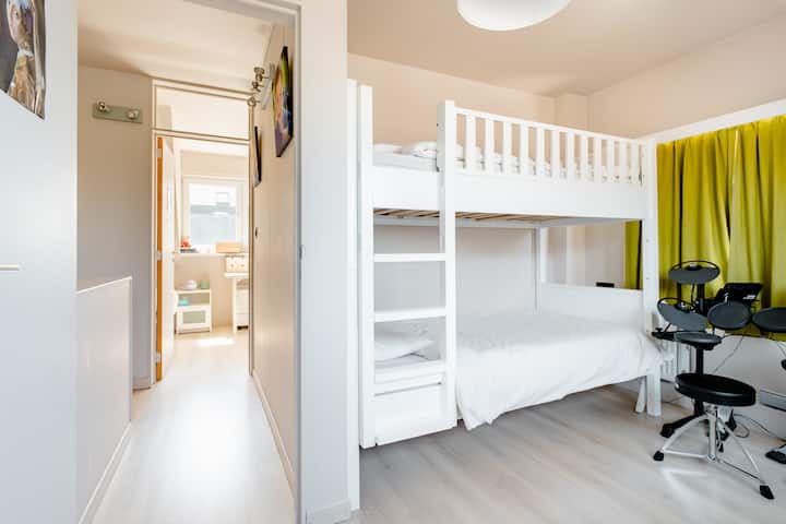 ห้องนอนพร้อมเตียงเดี่ยว 2 เตียง (เตียงสองชั้น)