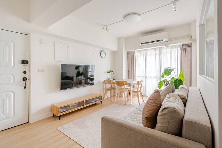 Modern 3BR Daan Park | Elevator & Family-Friendly gallery image 2