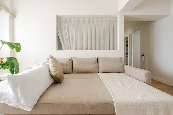 Modern 3BR Daan Park | Elevator & Family-Friendly gallery image 4