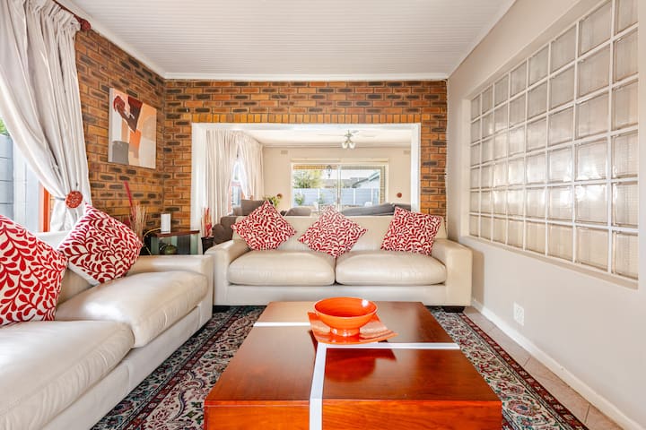 15 min -V&A Waterfront, 5 min to Grand West Casino