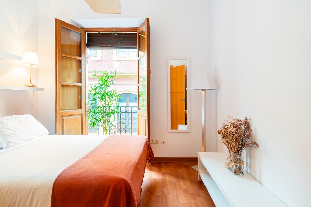 Spálňa s manželskou posteľou a balkónom 