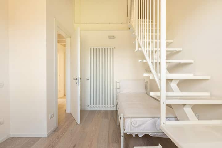 ห้องนอนเดี่ยวพร้อมห้องใต้หลังคา