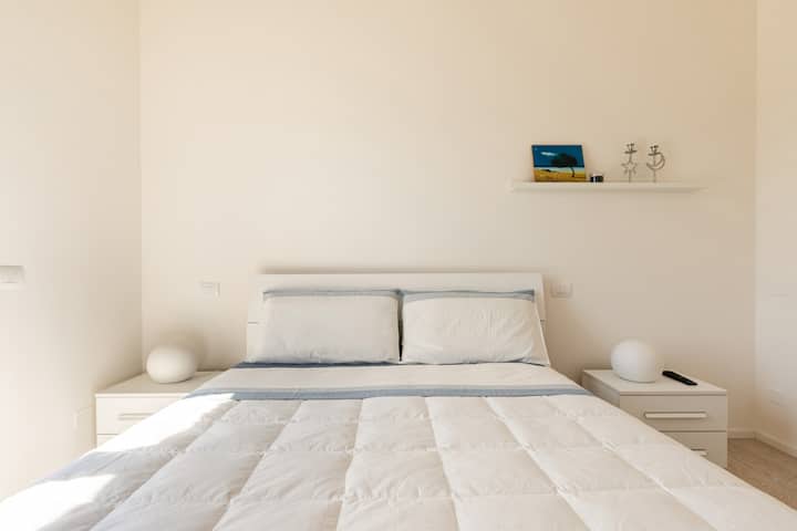 อีกมุมมองหนึ่งของเตียงในห้องนอนใหญ่