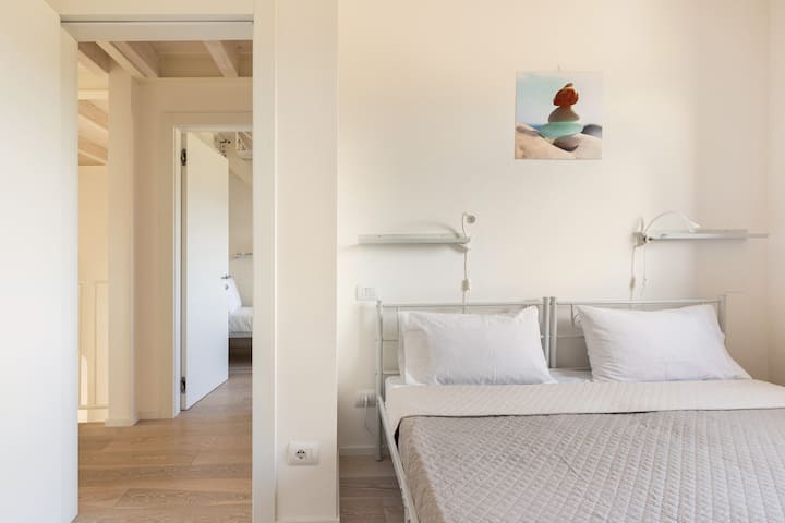 ห้องนอนใหญ่ที่ 2 บนชั้น 2