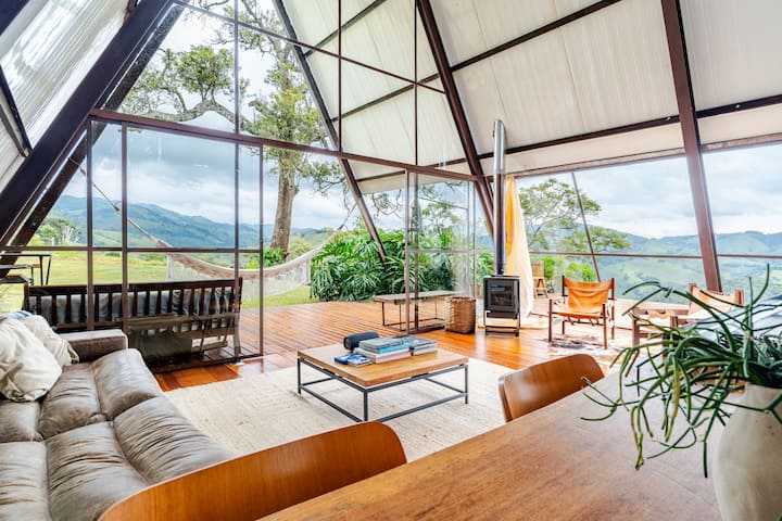 غرفة معيشة واسعة بإطلالة بانورامية على جبال مانتيكويرا