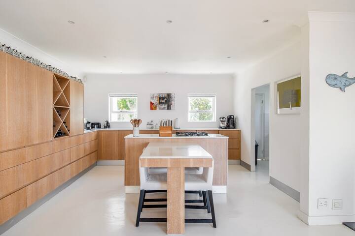 Beachfront Villa with 2 Pools gallery image 5