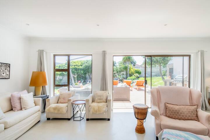 Beachfront Villa with 2 Pools gallery image 3