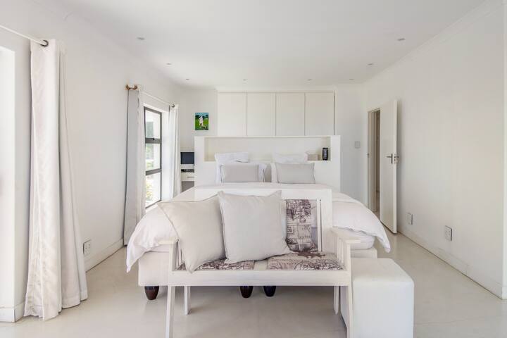 Beachfront Villa with 2 Pools gallery image 4