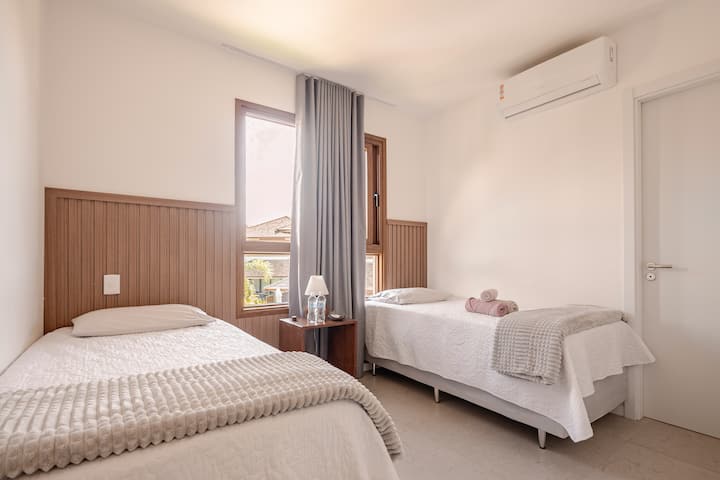 SUITE  2 EENPERSOONSBEDDEN EN 1 BICAMA