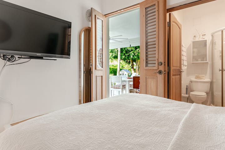 la camera padronale, con bagno e vista sul giardino del cortile anteriore.