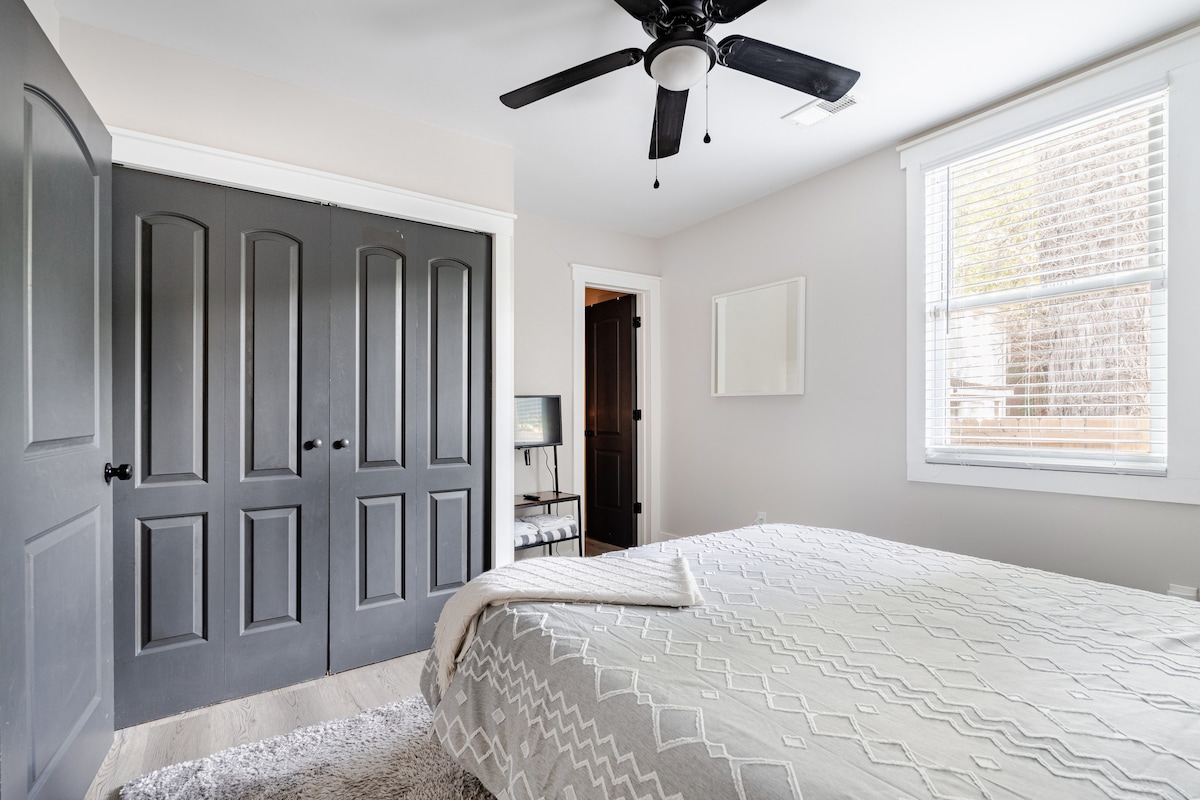 опуштете се во брачниот апартман, вклучувајќи и сопствена бања полна со средства за лична хигиена