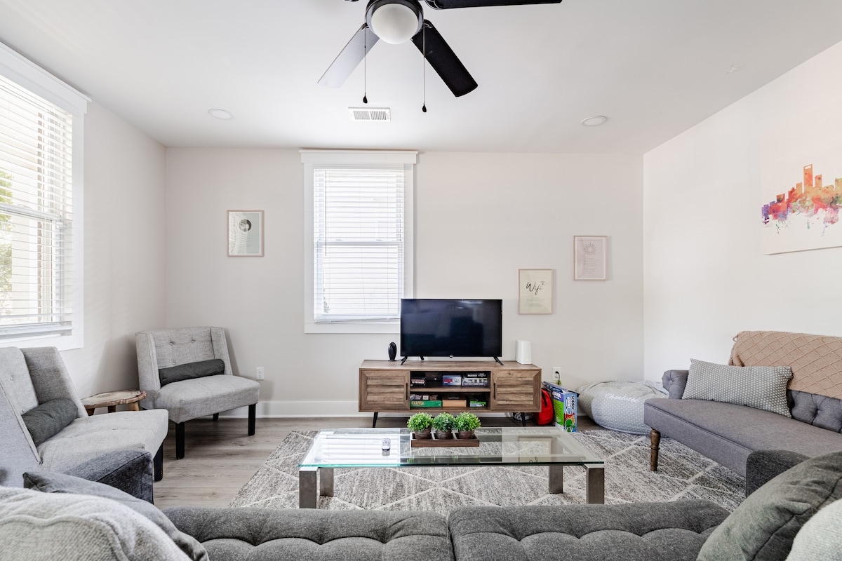 природна светлина поплавува доволно места за седење за вашата група да се собере, вклучувајќи паметен телевизор со Netflix, игри и книги.