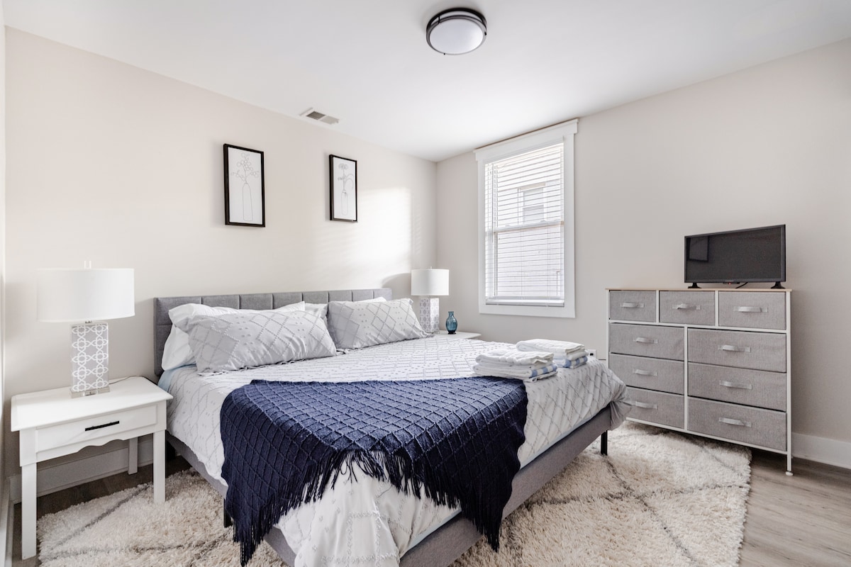 опуштете се во брачната спална соба, комплетирајте со паметен телевизор за ваше уживање