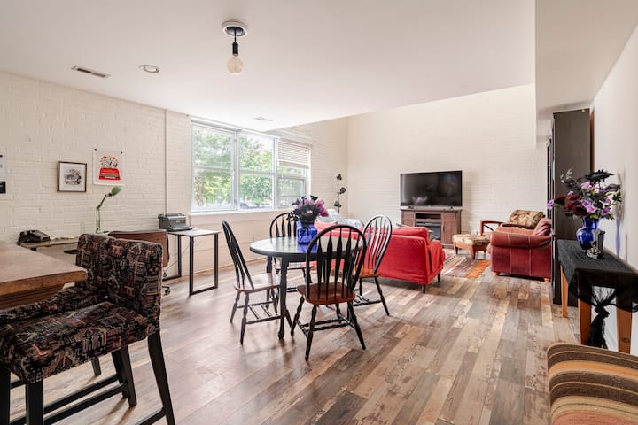 Možete sjesti za pult i uživati u obroku ili koktelu dok netko drugi kuha u potpuno opremljenoj kuhinji. Ili sjedi za stolom za objedovanje za četiri osobe. (Ili više ako zatražite produžetak stola za objedovanje.)