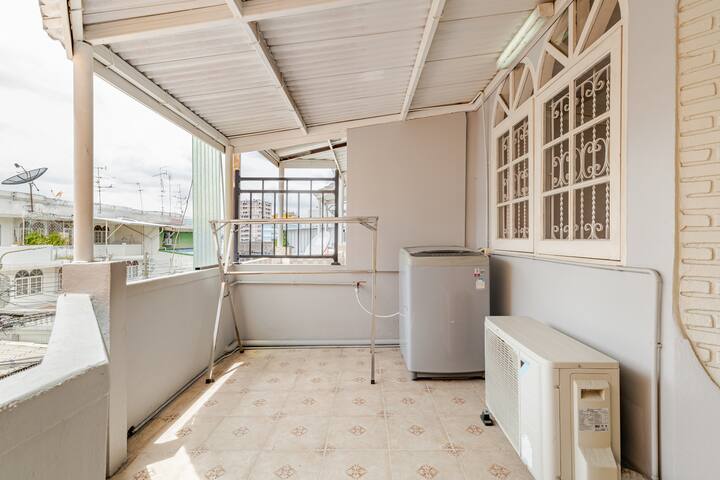 Entire house for 12 pax nearMRT Rama9,3mins malls gallery image 5