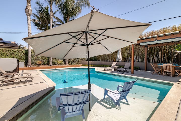 Modern Pool house with hot tub spa
