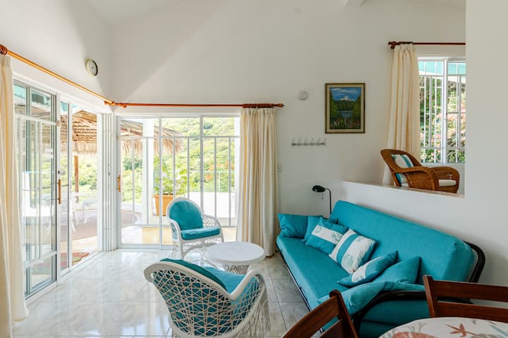 Всекидневна с изглед към балкона с изглед към долината и планините