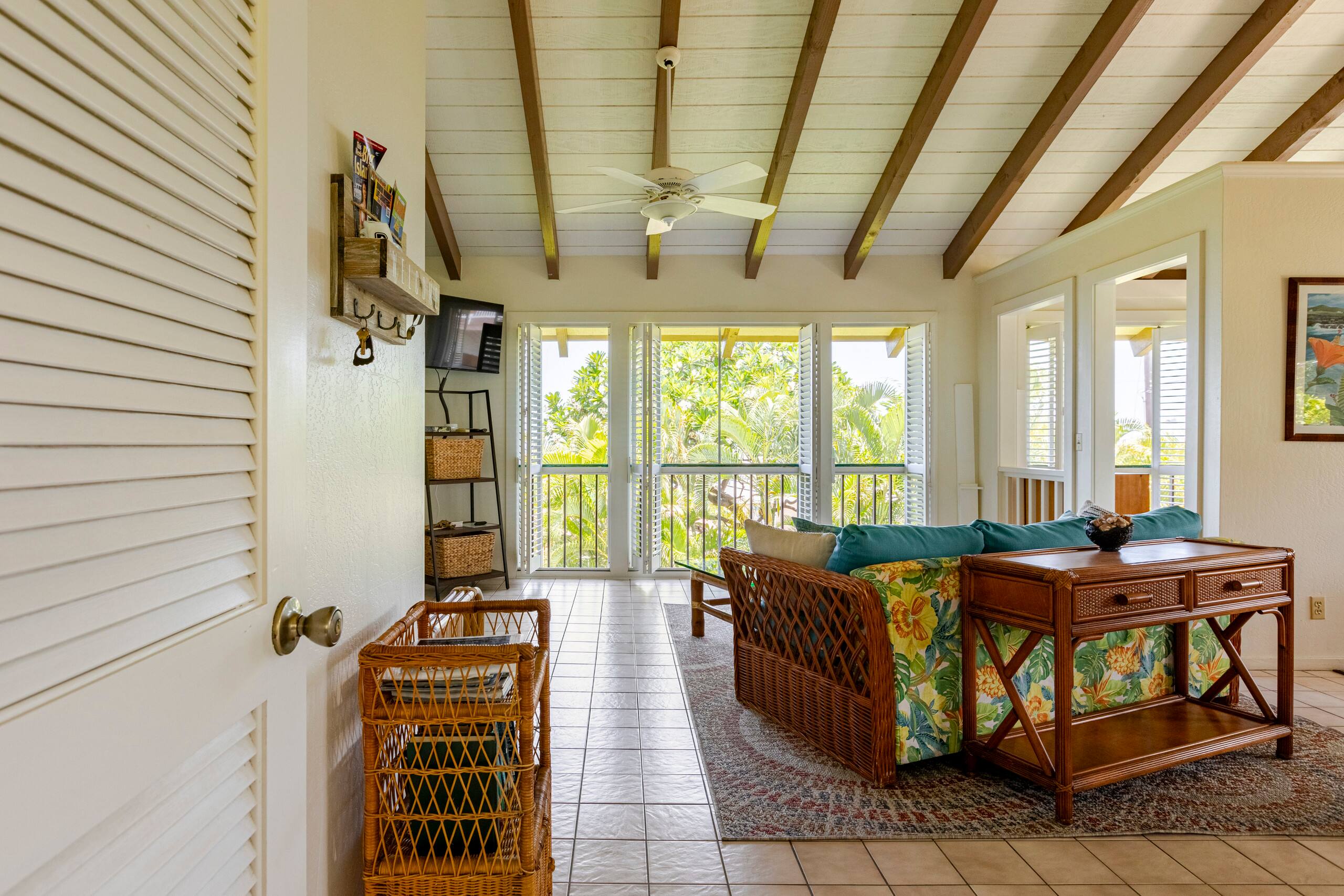 Location! Ocean views king bed walk to magic beach - Image 9
