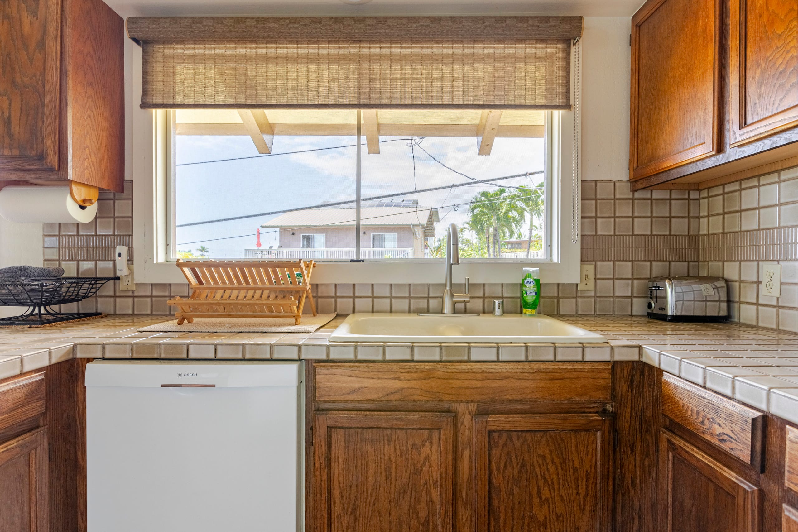 Location! Ocean views king bed walk to magic beach - Image 20