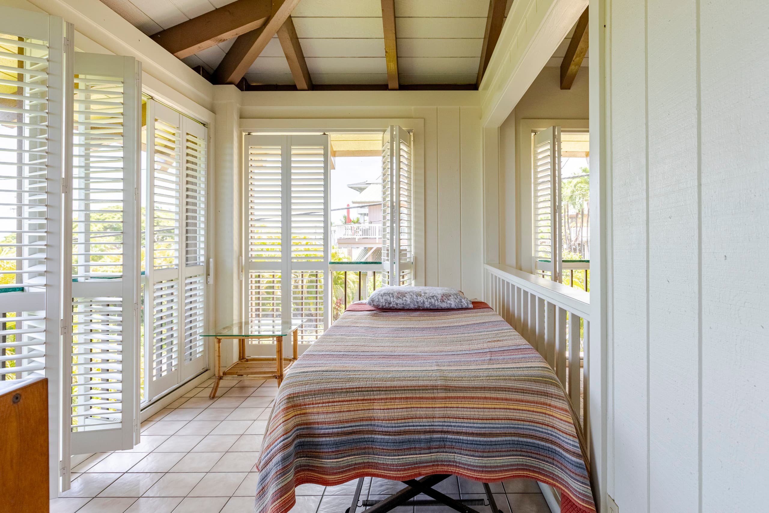 Location! Ocean views king bed walk to magic beach - Image 13