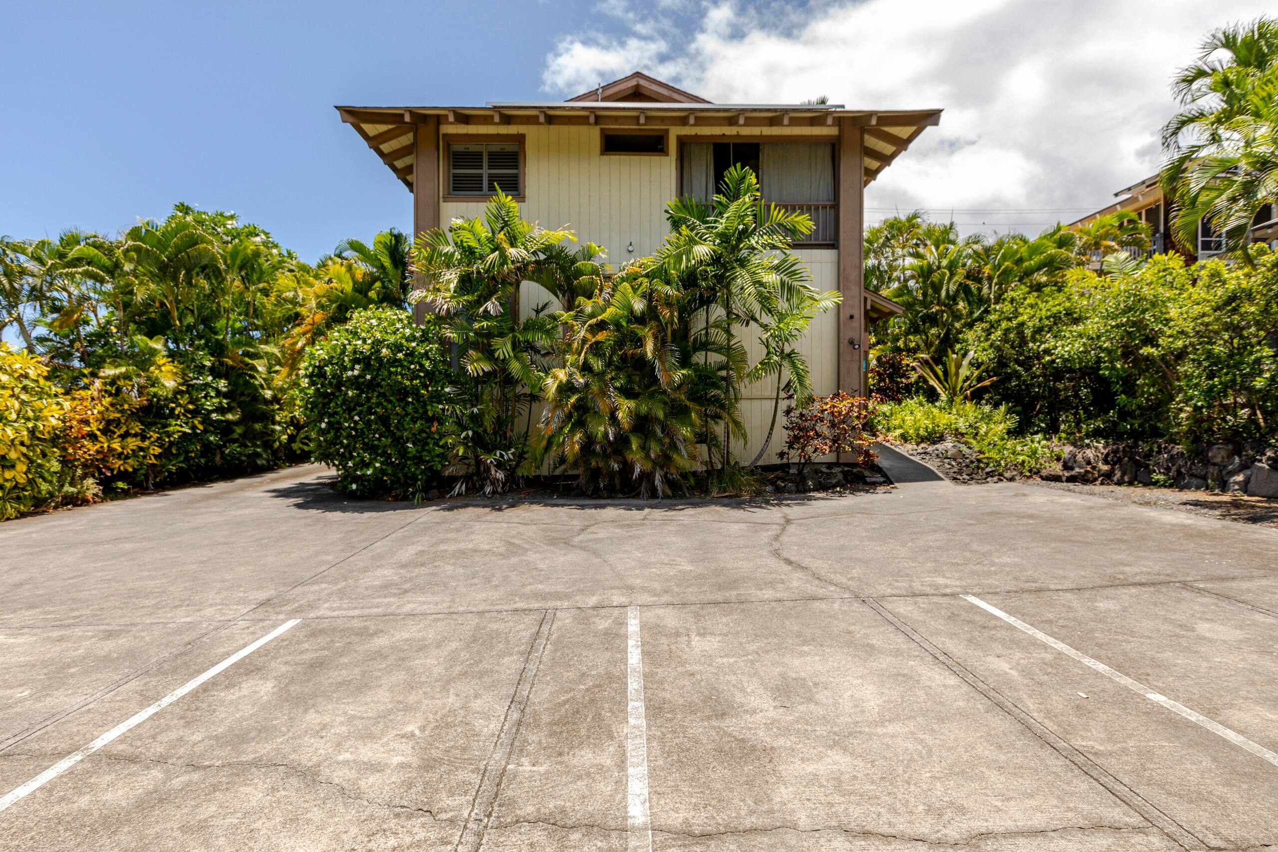 Location! Ocean views king bed walk to magic beach - Image 61