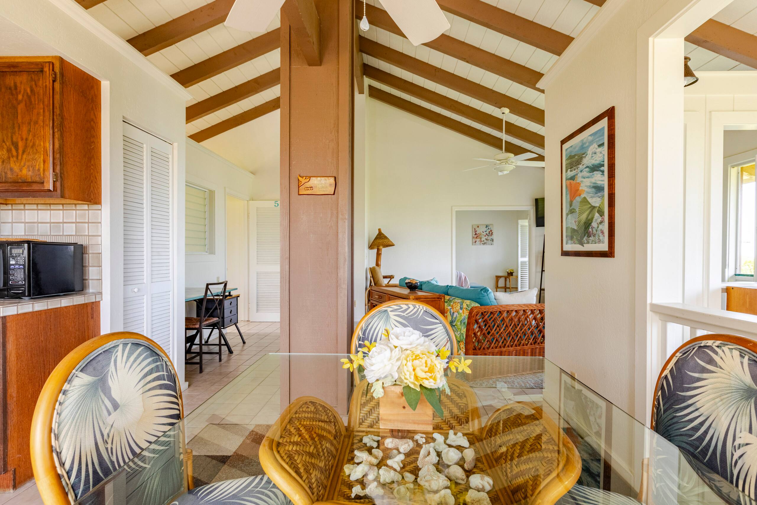 Location! Ocean views king bed walk to magic beach - Image 26