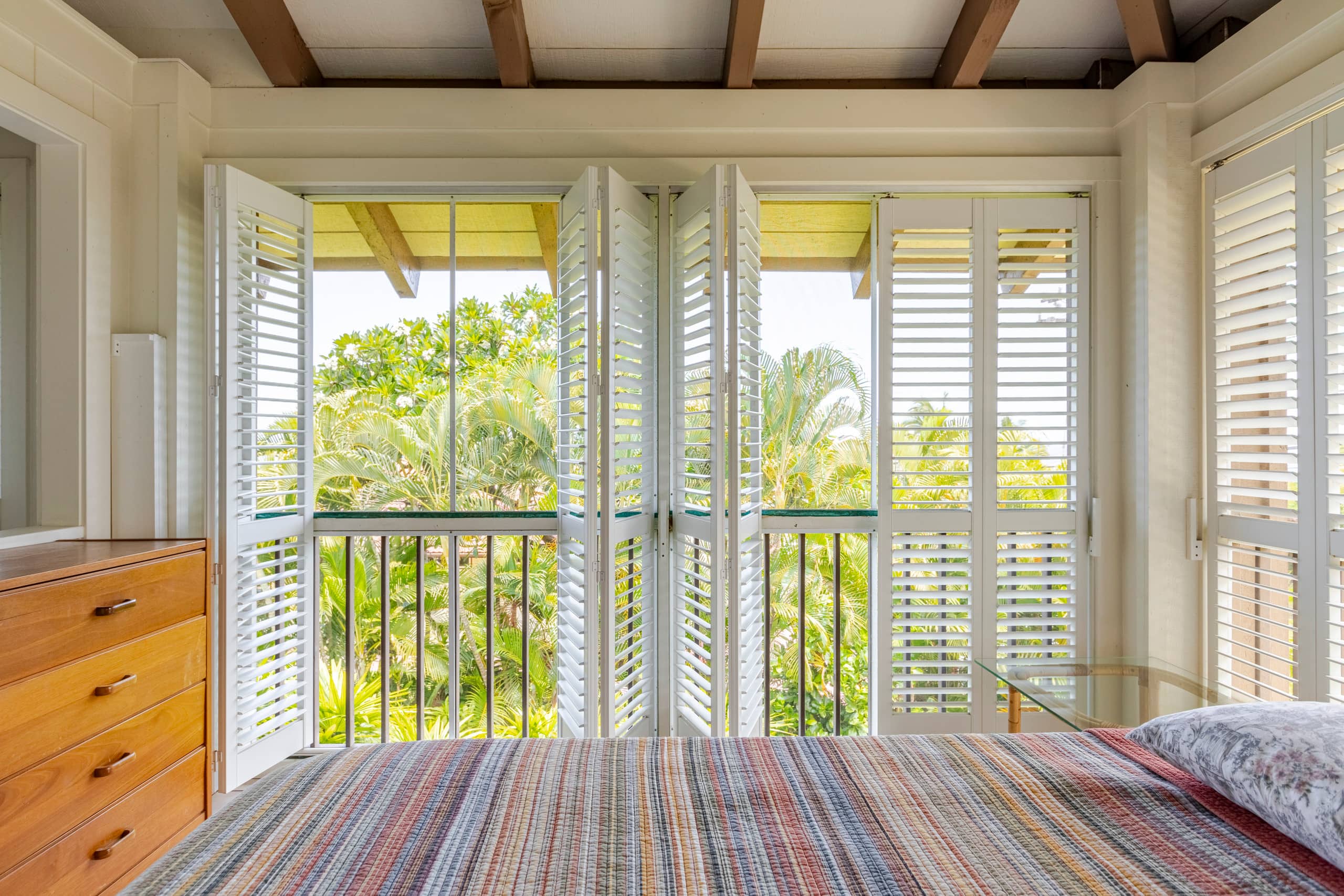 Location! Ocean views king bed walk to magic beach - Image 15
