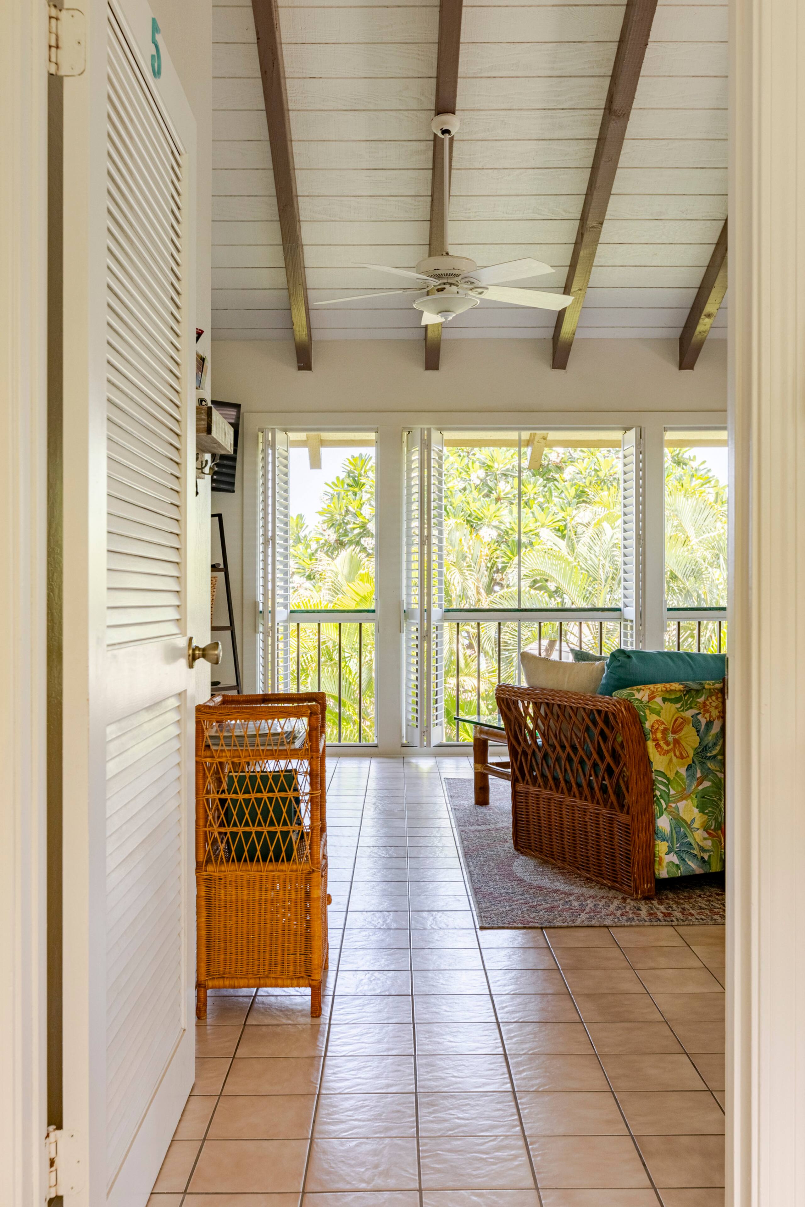 Location! Ocean views king bed walk to magic beach - Image 7