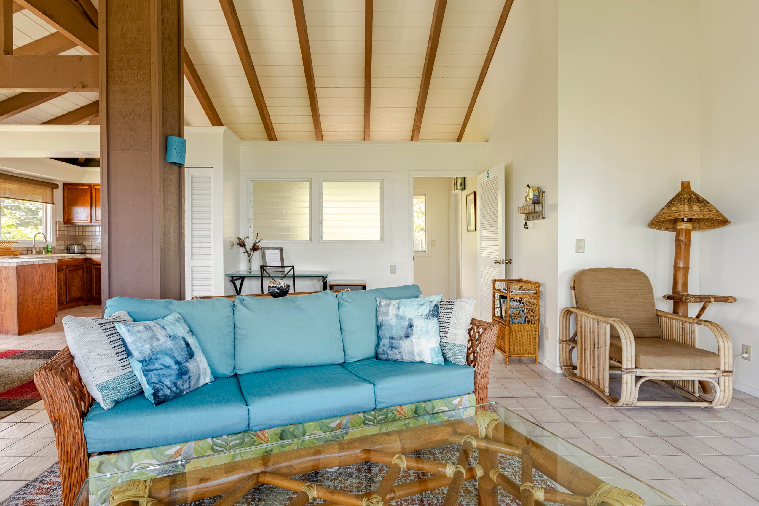 Location! Ocean views king bed walk to magic beach - Image 2