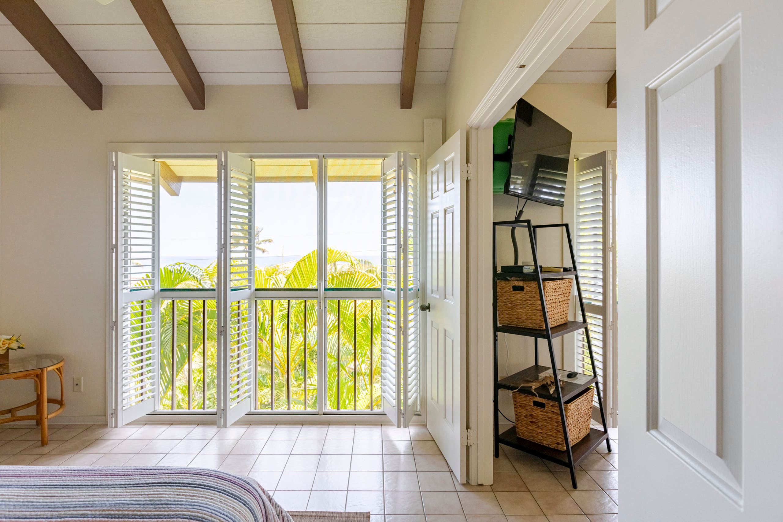 Location! Ocean views king bed walk to magic beach - Image 35