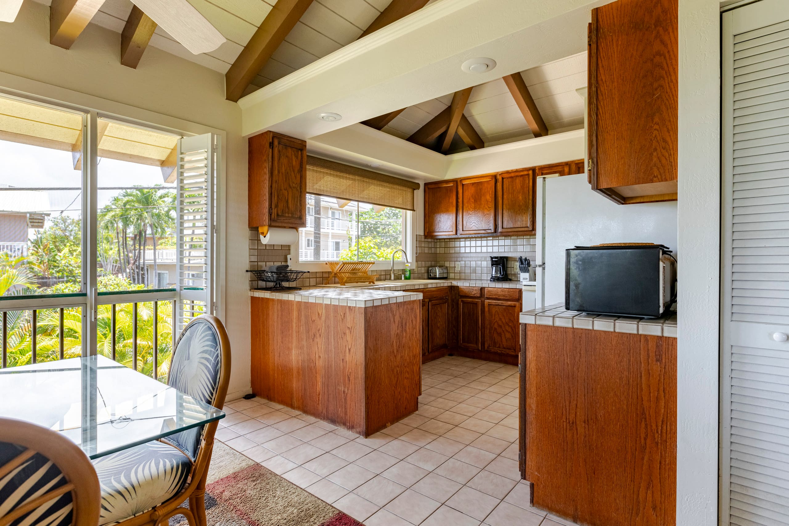 Location! Ocean views king bed walk to magic beach - Image 21