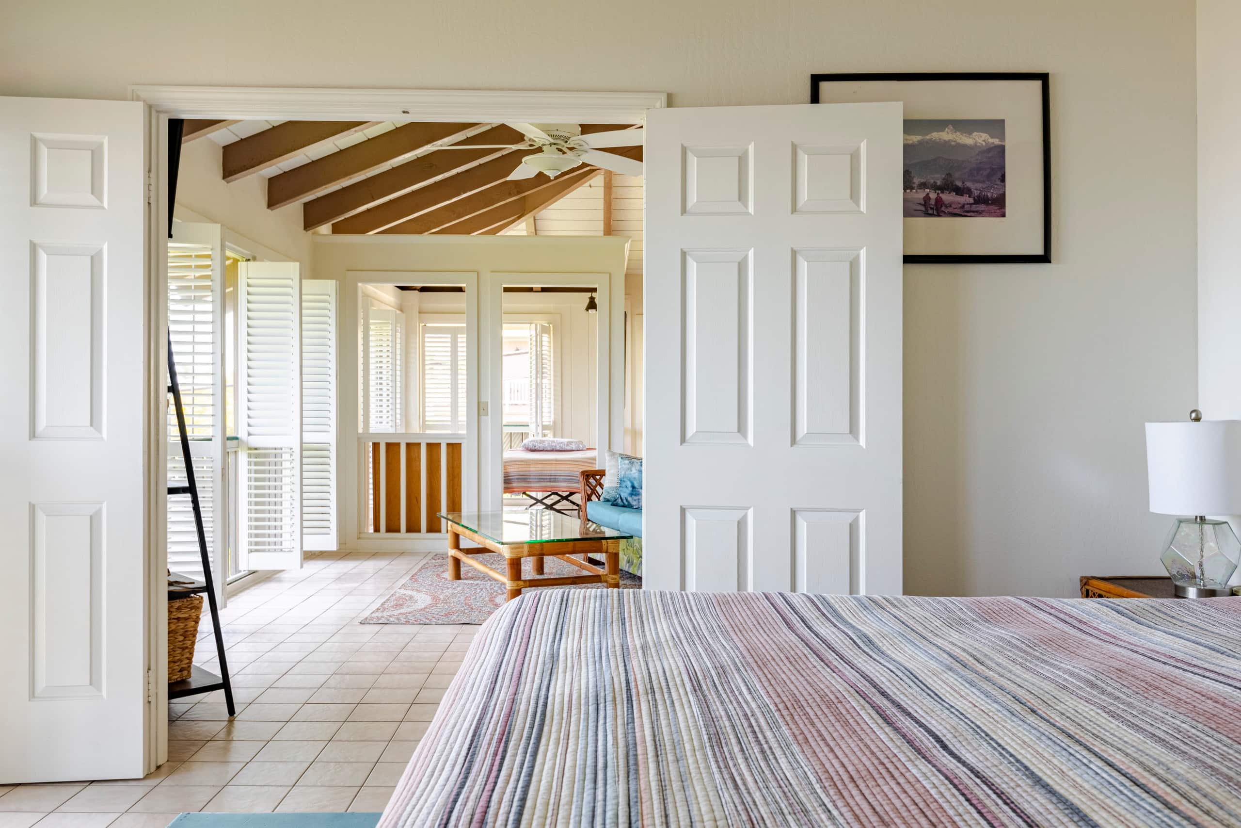 Location! Ocean views king bed walk to magic beach - Image 33