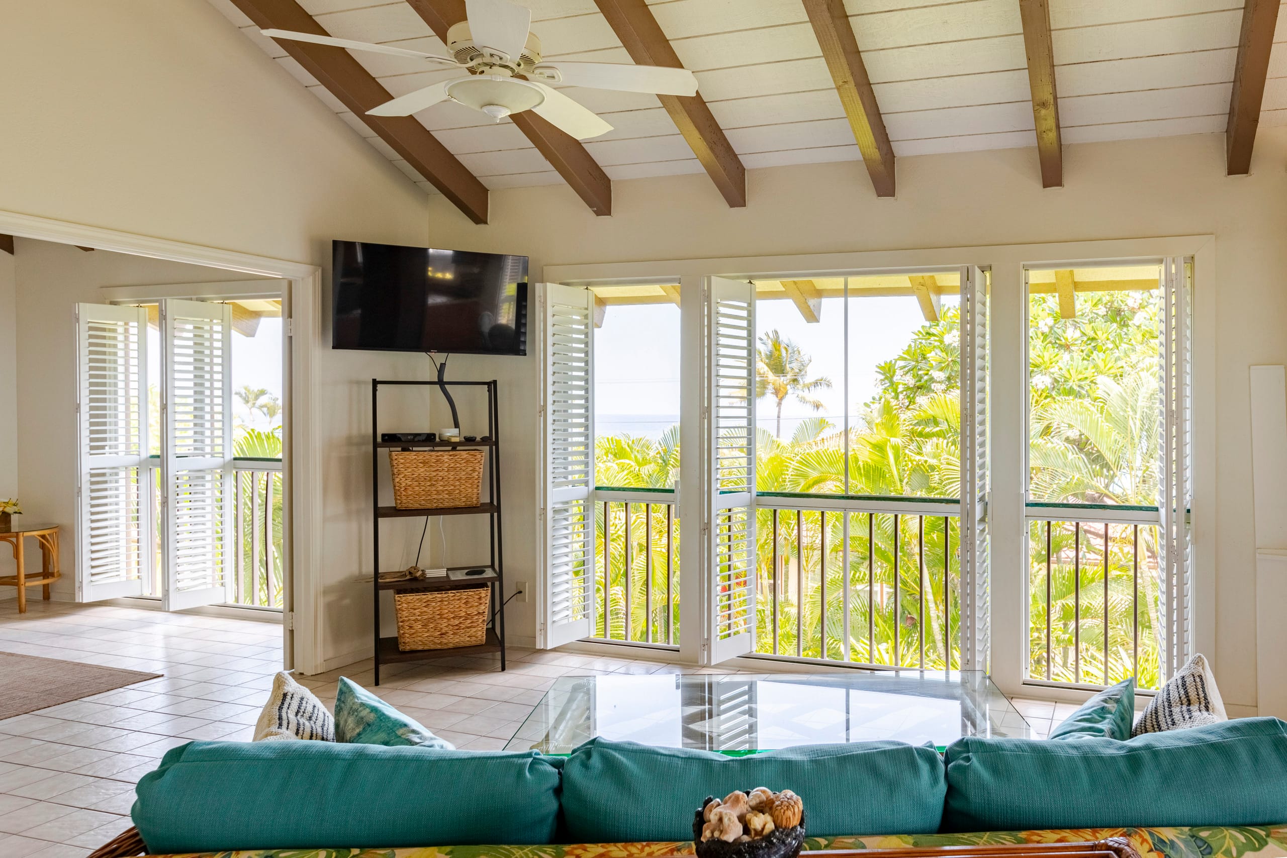 Location! Ocean views king bed walk to magic beach - Image 3