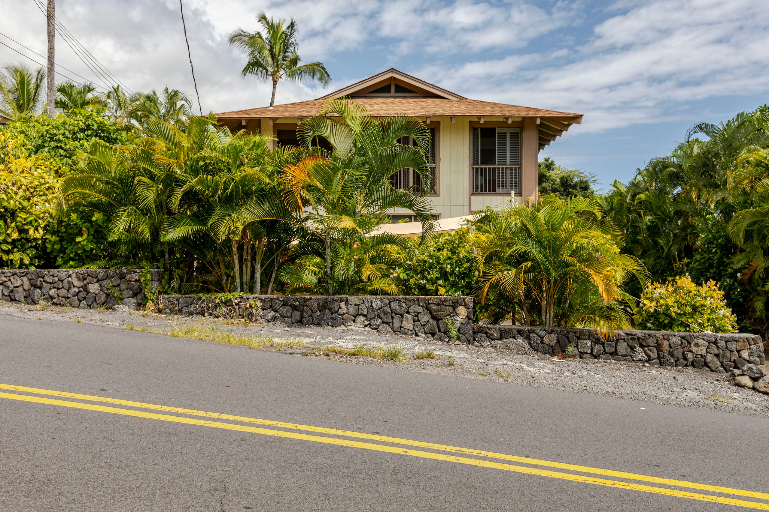Location! Ocean views king bed walk to magic beach - Image 57