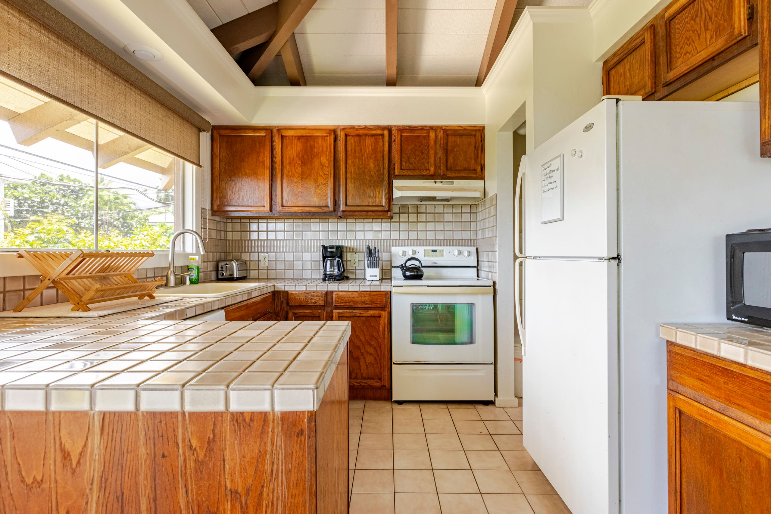 Location! Ocean views king bed walk to magic beach - Image 18