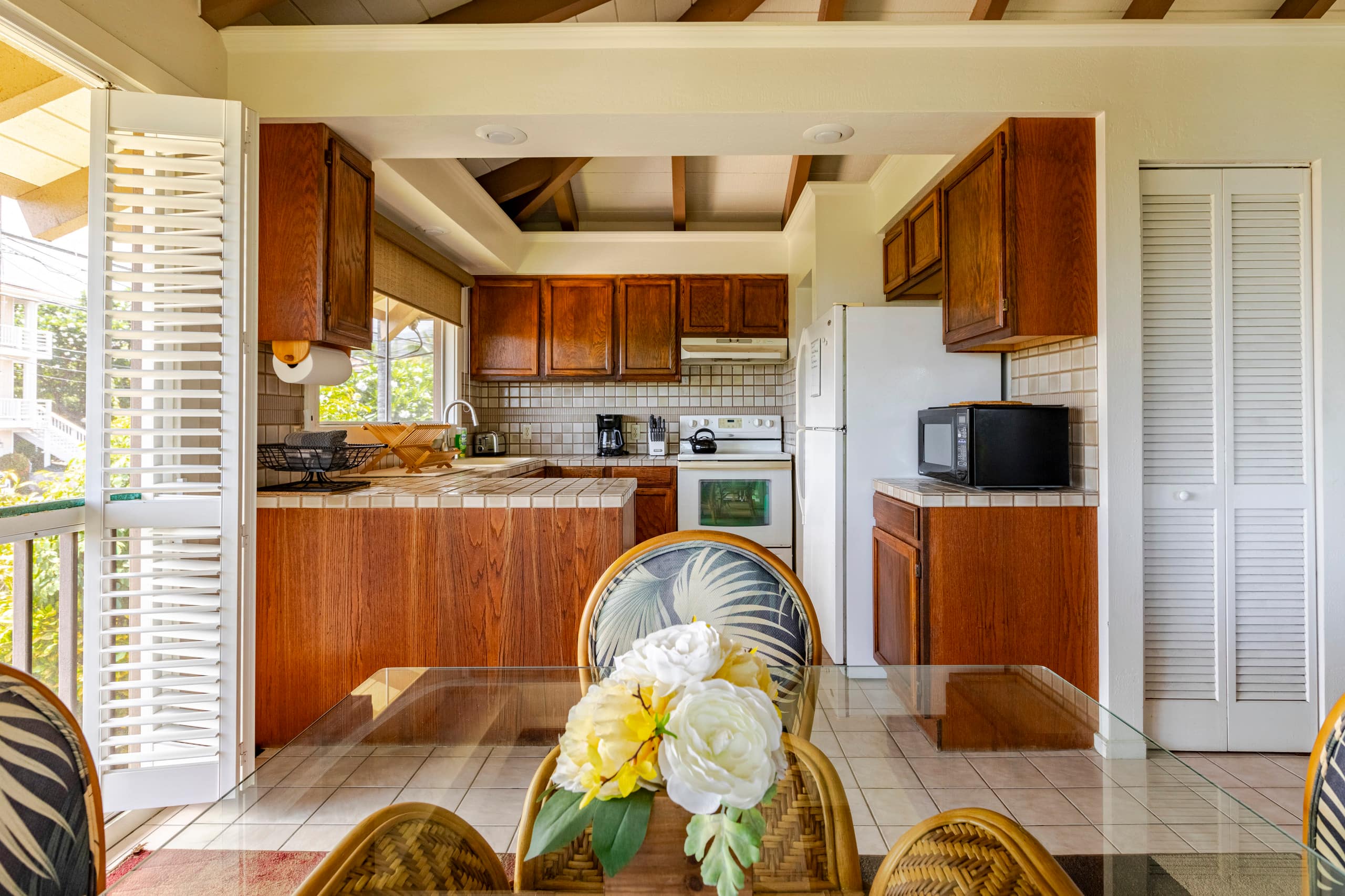 Location! Ocean views king bed walk to magic beach - Image 22