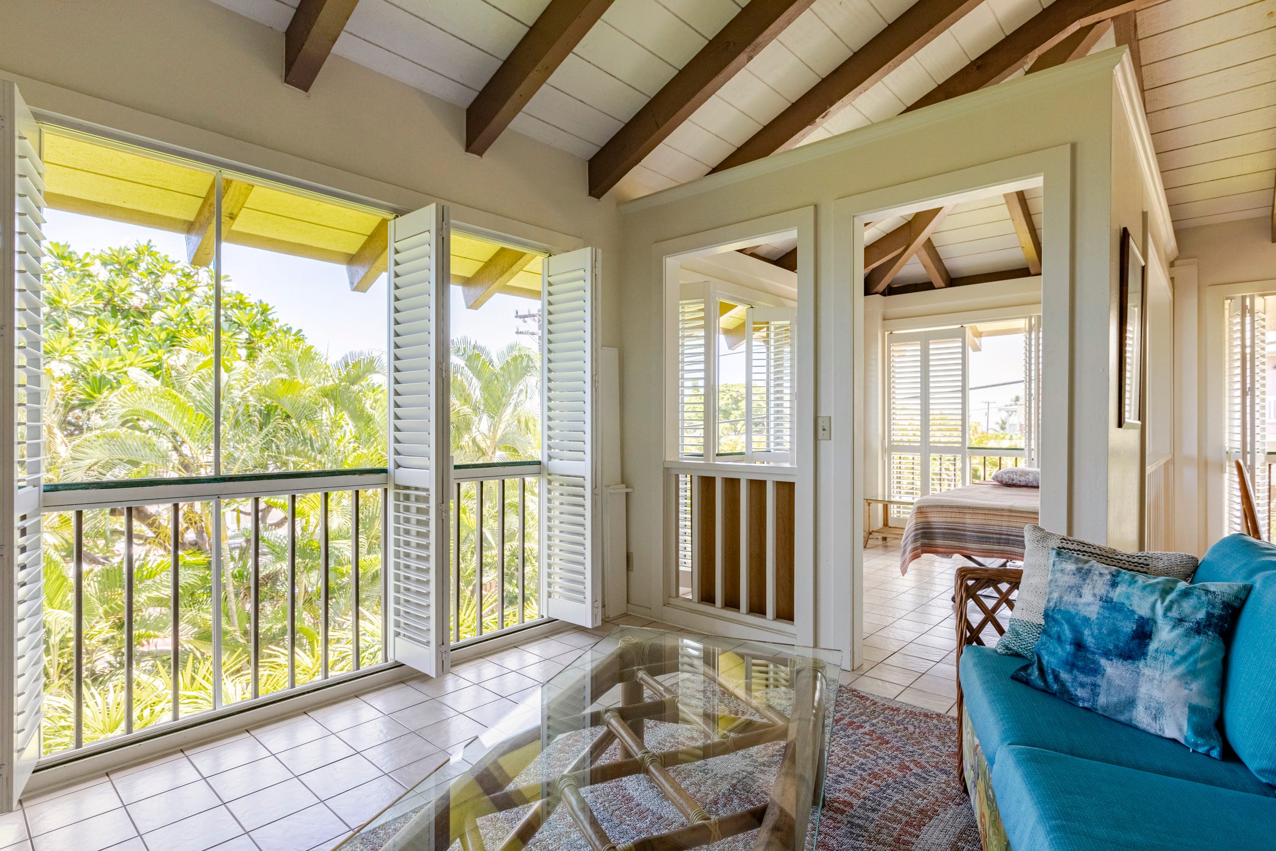 Location! Ocean views king bed walk to magic beach - Image 5