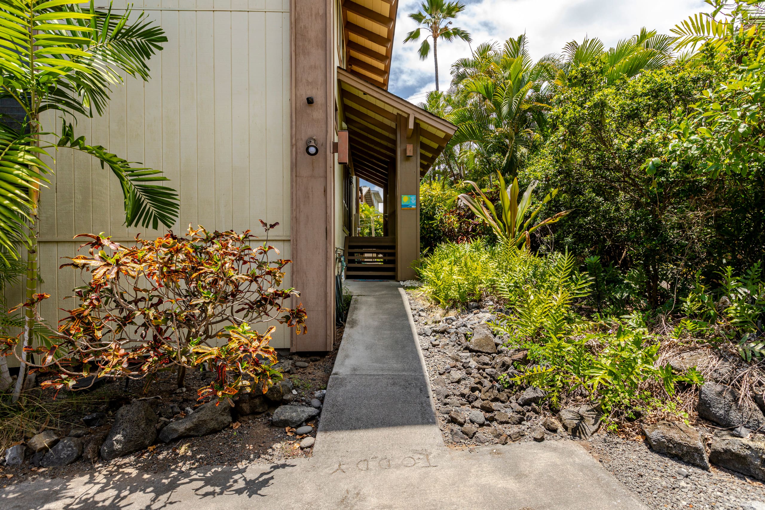 Location! Ocean views king bed walk to magic beach - Image 55