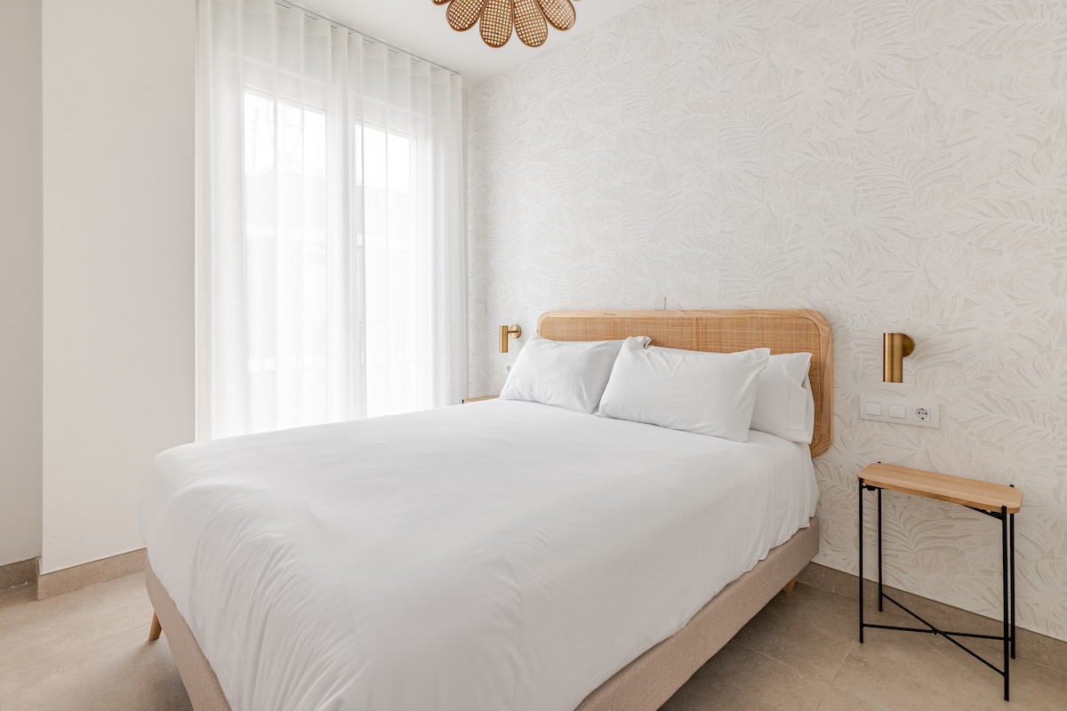 房间配有一张双人床、不透明的百叶窗（可以完全遮光）和一个带衣架的内置衣柜，可以完美地收纳您的行李。