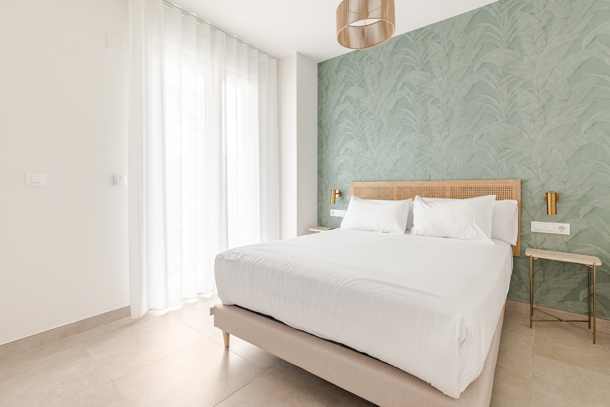 房间配有一张双人床、不透明的百叶窗（可以完全遮光）和一个带衣架的内置衣柜，可以完美地收纳您的行李。