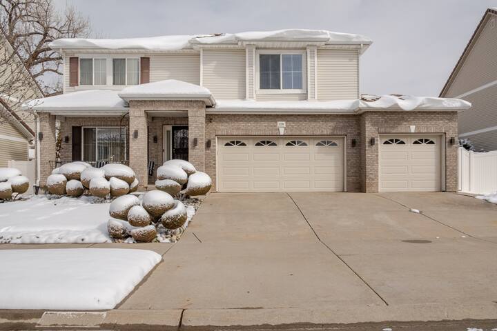 Immense Home Min from DenverAirport & GaylordHotel gallery image 2