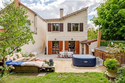 Relaxing and refined accommodation at the foot of the train station