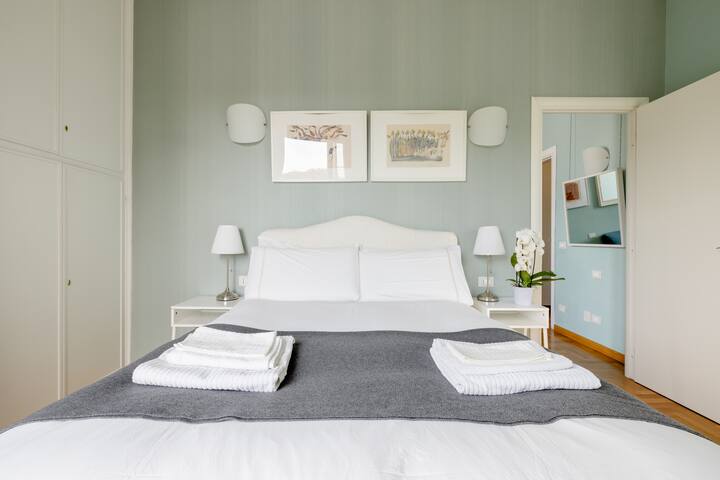 Snow White in the Tiberina Island. gallery image 3