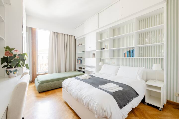 Snow White in the Tiberina Island. gallery image 5