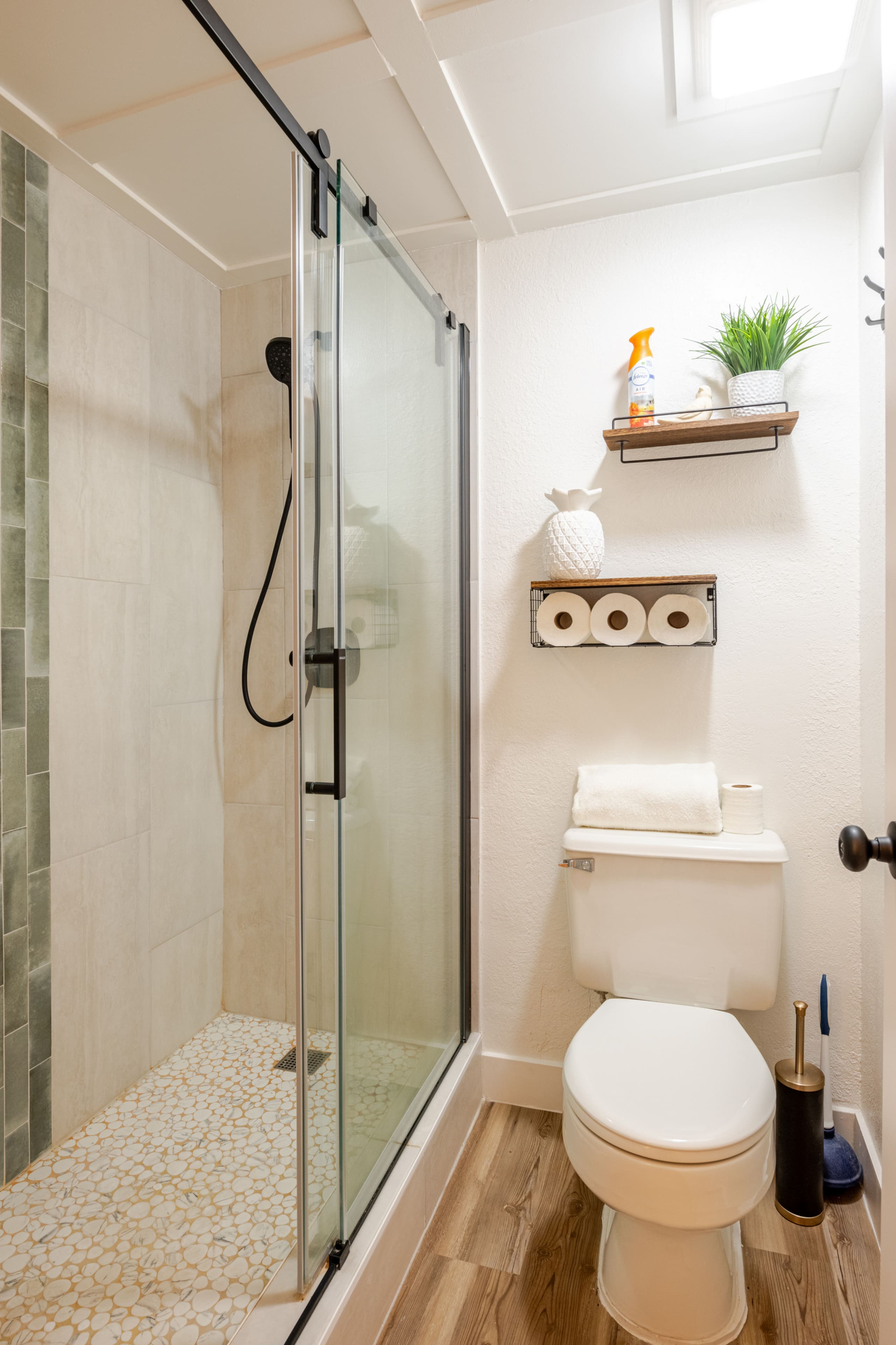 Beautiful 1 Bedroom with Full Kitchen and King bed - Photo 19